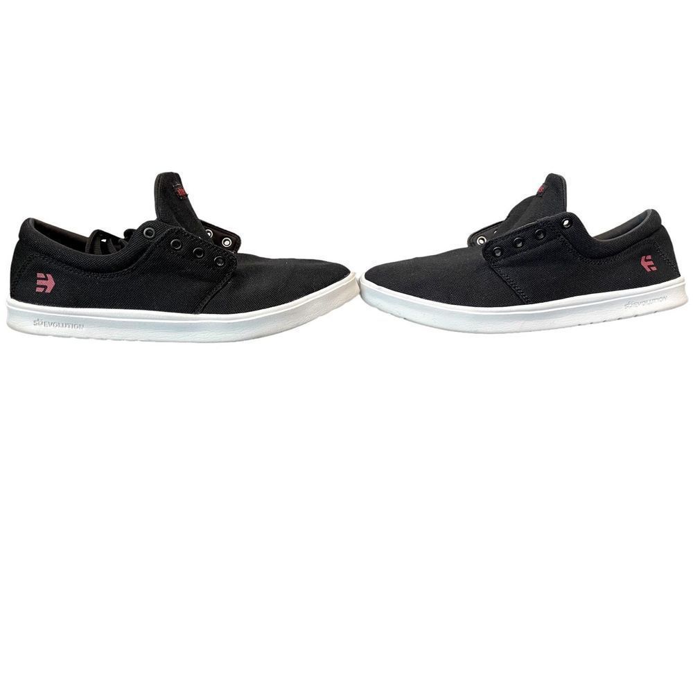 BLACK/WHITE Etnies size 10